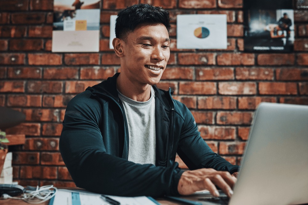 Person studying the FitnessGenes course